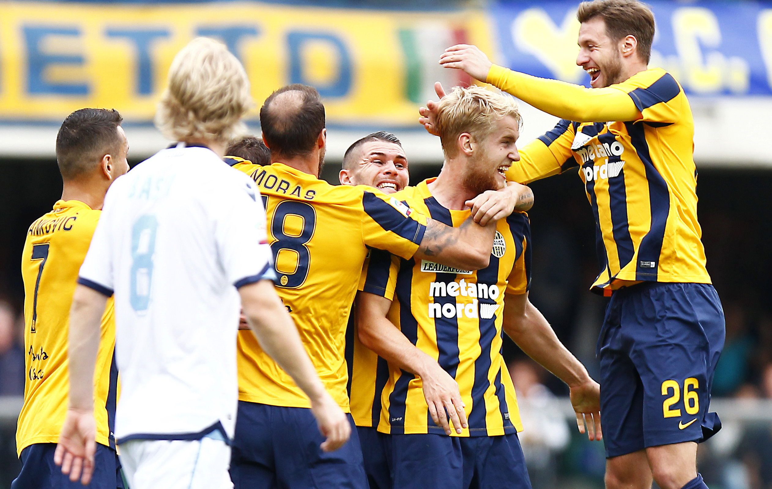 Foto LaPresse - Spada 27 settembre 2015 Verona ( Italia) Sport Calcio Hellas Verona - Lazio Campionato di Calcio Serie A TIM 2015 2016 - " Stadio Bentegodi " Nella foto: helander esultanza dopo gol 1-0 Photo LaPresse - Spada 27 September 2015 Verona ( Italy) Sport Soccer Hellas Verona - Lazio Italian Football Championship League A TIM 2015 2016 - " Bentegodi " Stadium In the pic: helander celebrate after scoring 1-0